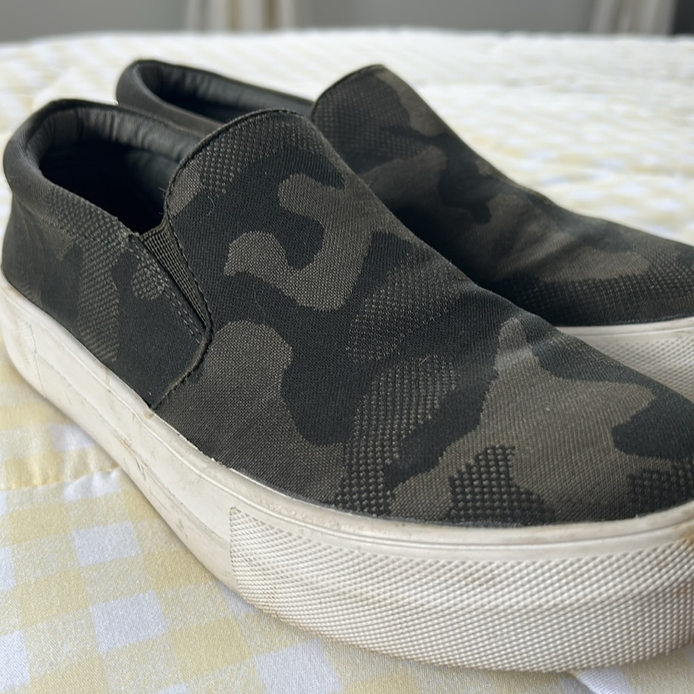 Steve Madden SlipOns 🫒